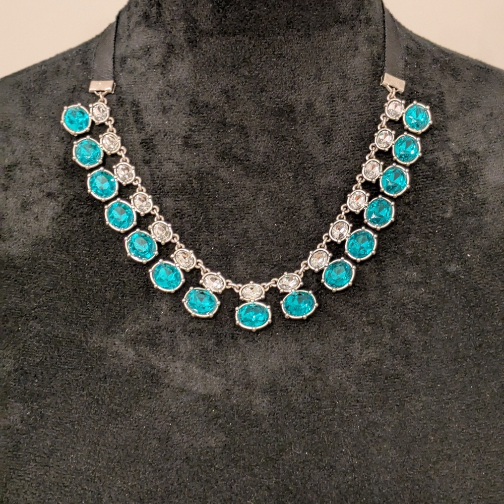 Vintage White and Green Glass Stone Choker Necklace NRT 16"